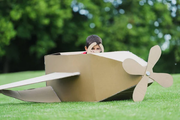 Хлопчик грає з літаком у парку — стокове фото