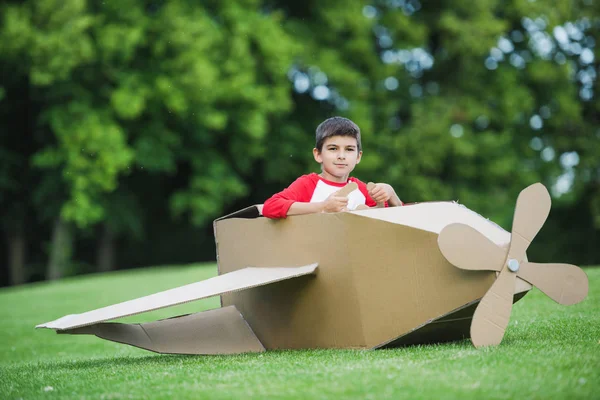 Băiat joc cu avionul în parc — Fotografie, imagine de stoc