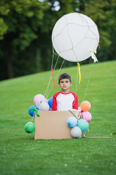 Fiú játszik a hőlégballon — Stock Fotó