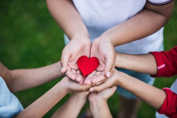 Niños sosteniendo símbolo del corazón Imagen De Stock