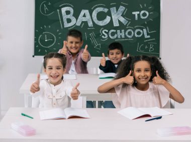 başparmak yukarıya ile çok ırklı schoolkids