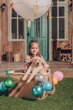 Kız hava balonu kutusunda köpek yavrusu