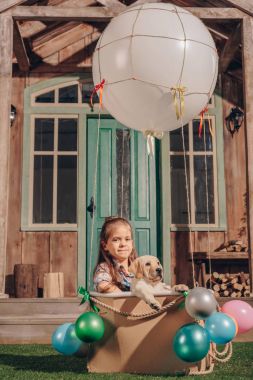 Kız hava balonu kutusunda köpek yavrusu