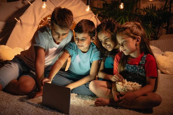 Crianças usando tablet em casa — Fotografia de Stock