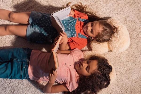 Multicultural girls reading books — Stock Photo, Image