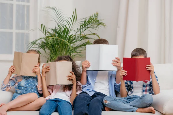 Děti s knihami doma — Stock fotografie