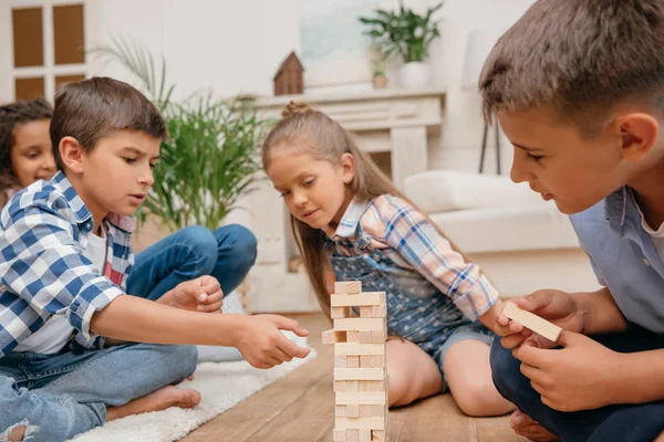 Enfants jouant blocs jeu de bois — Photo