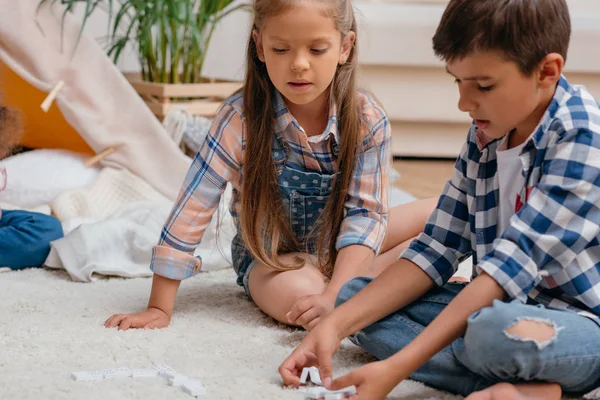 Kids playing domino — Stock Photo, Image