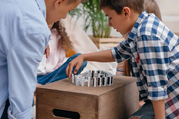 Dla dzieci gra domino — Zdjęcie stockowe