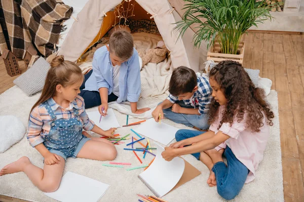 Crianças multiétnicas desenho em casa — Fotografia de Stock