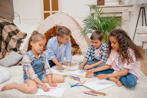 Niños multiétnicos dibujando en casa — Foto de Stock