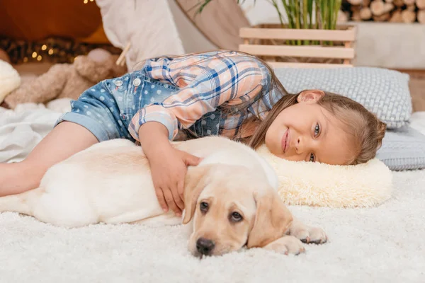 Pieni tyttö ja labrador pentu — kuvapankkivalokuva