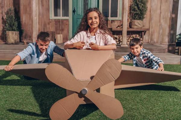 African american girl in cardboard airplane — Stock Photo, Image