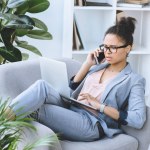 Mujer de negocios afroamericana hablando en smartphone