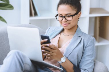 Afro-Amerikan işkadını Smartphone kullanarak