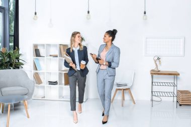 ofiste çok kültürlü iş kadınları