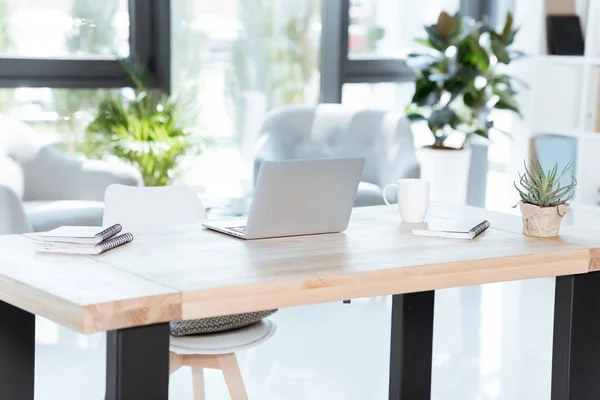 Modern ofis çalışma alanı'na