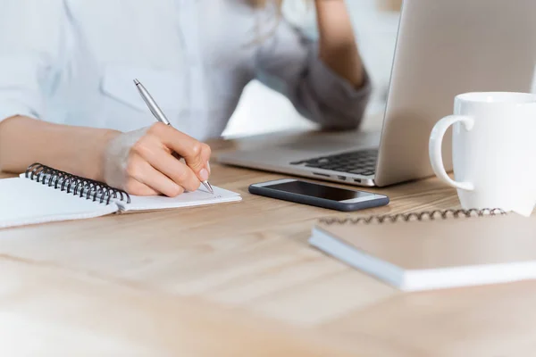 Femme d'affaires travaillant sur le lieu de travail — Photo