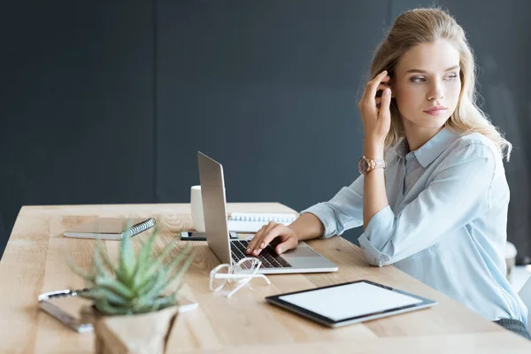 Businesswoman at workplace with laptop — Stock Photo, Image