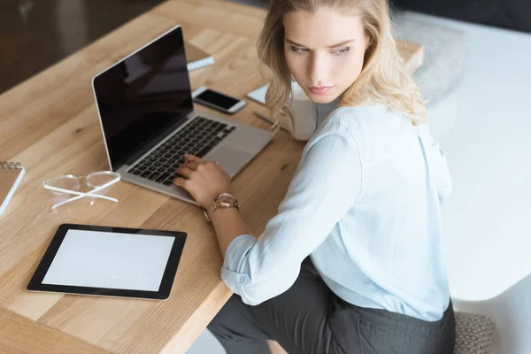 Zakenvrouw op werkplek met laptop — Stockfoto