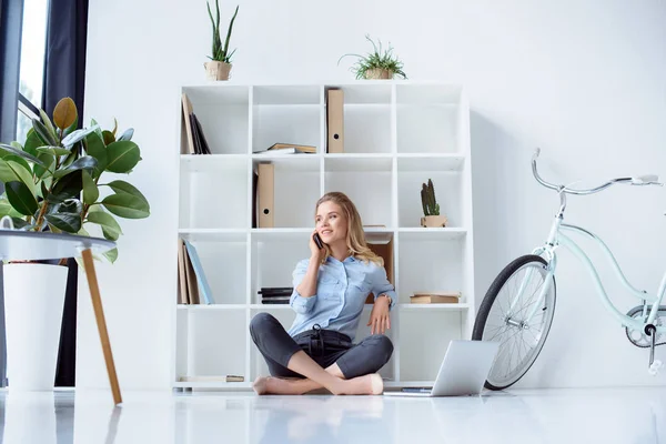 Geschäftsfrau spricht auf Smartphone — Stockfoto