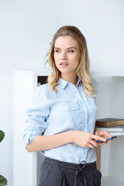 Pensativa mujer de negocios con teléfono inteligente — Foto de Stock