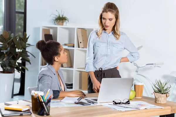 Multiethnic businesswomen working on laptop — Stock Photo, Image