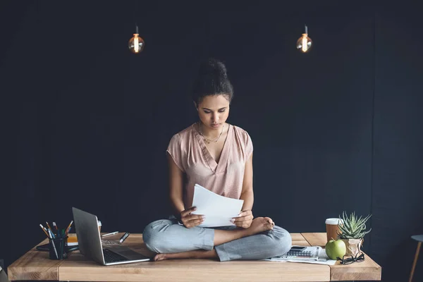 Mujer de negocios afroamericana haciendo papeleo — Foto de Stock