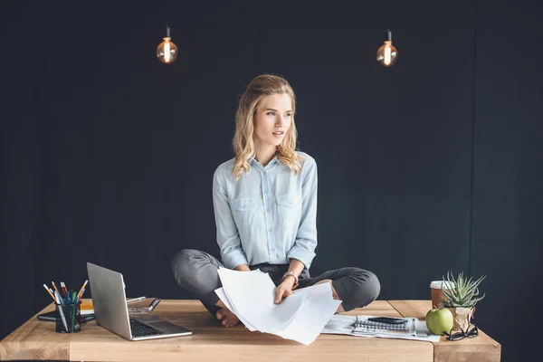 Affärskvinna med papper på arbetsplatsen — Stockfoto