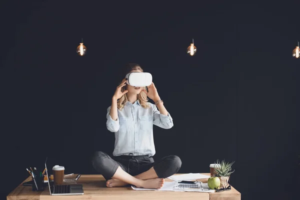 Femme d'affaires en vr casque sur le lieu de travail — Photo