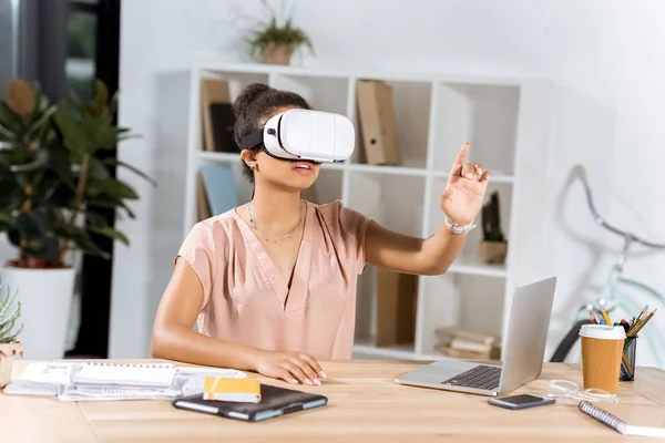 African american businesswoman in vr headset — Stock Photo, Image