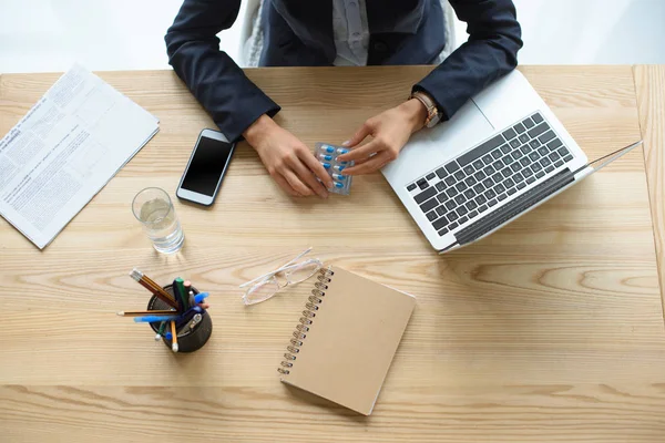 Empresária com vitaminas no local de trabalho — Fotografia de Stock