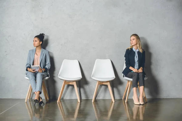 Multiculturele vrouwelijke ondernemers wachten voor interview — Stockfoto