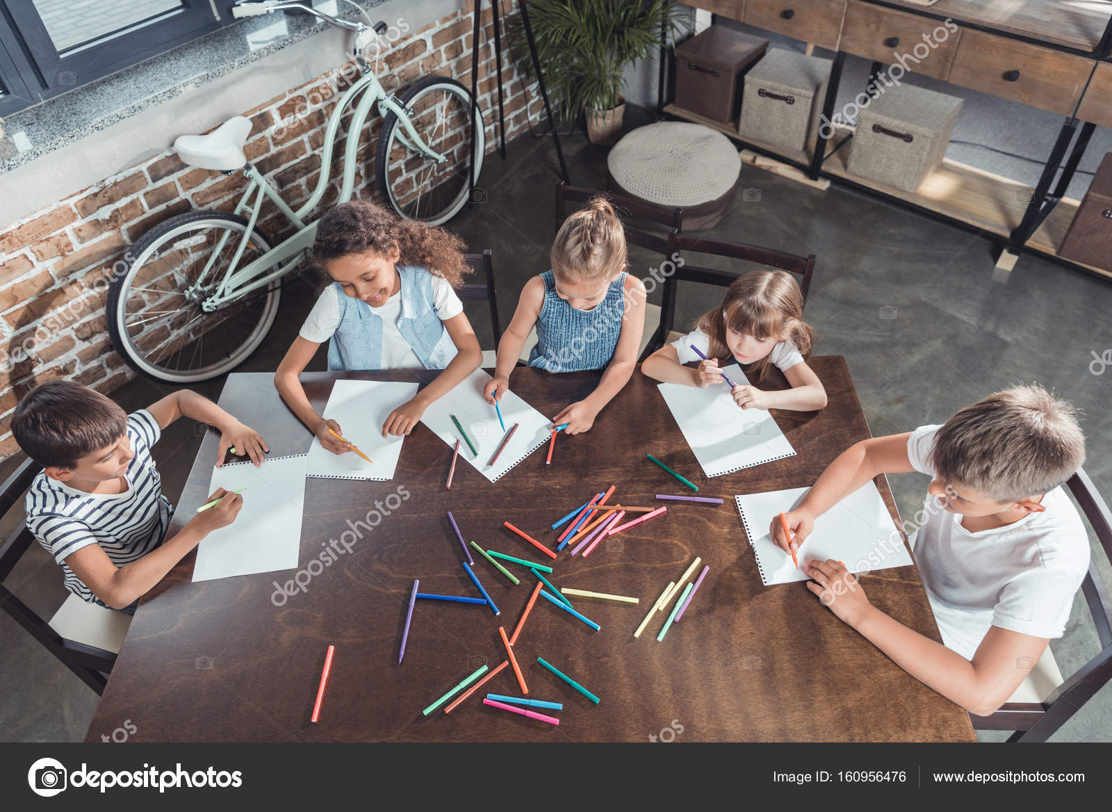 Multietnici bambini disegnare immagini — Foto Stock