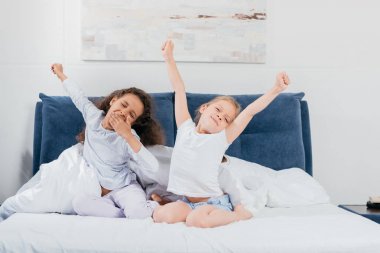 esneme ve germe çok kültürlü kızlar