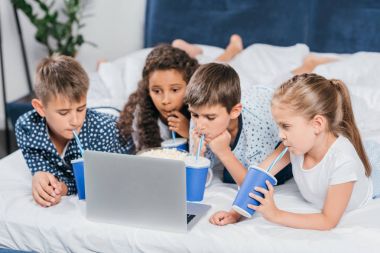 çok kültürlü çocuk film izlerken