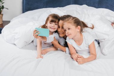 çok ırklı kızlar selfie alarak