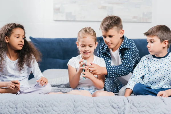 Multikulti-Kinder mit Smartphone zu Hause — Stockfoto