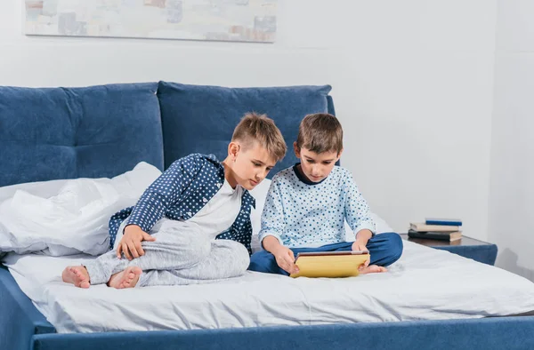 Boys using tablet at home — Stock Photo, Image