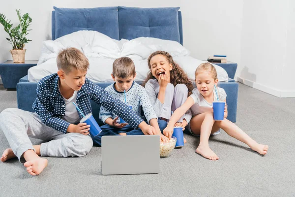 Multicultural children watching movie — Stock Photo, Image