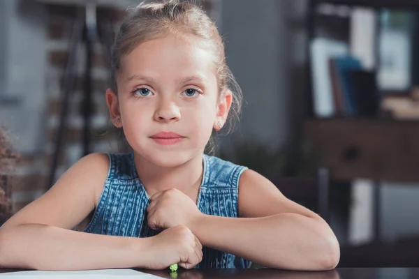 Little girl with colorful marker — Stock Photo, Image