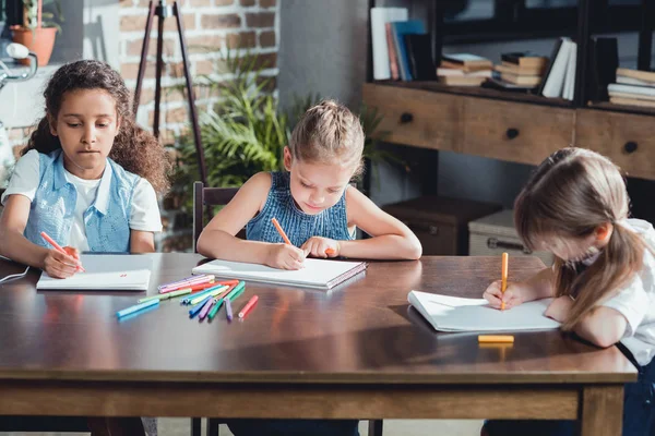 Multicultural girls drawing pictures — Stock Photo, Image