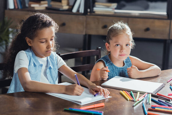 мультикультурные девушки рисуют картины
