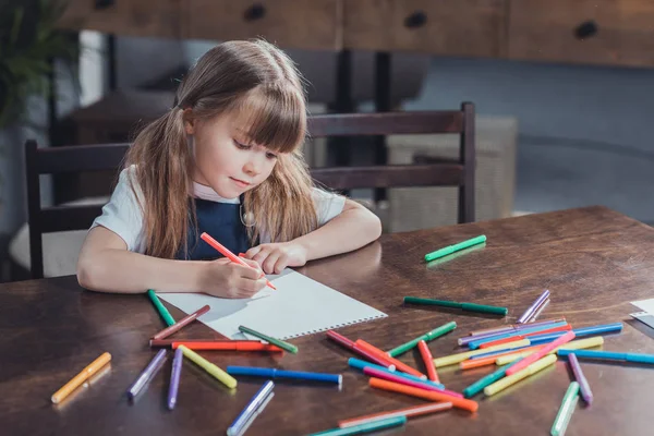 Cute girl drawing picture — Stock Photo, Image