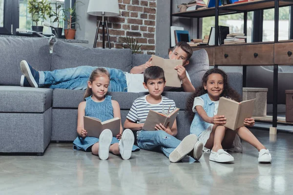 Crianças multiculturais lendo livros — Fotografia de Stock