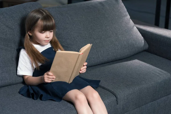 Kleines Mädchen liest Buch — Stockfoto