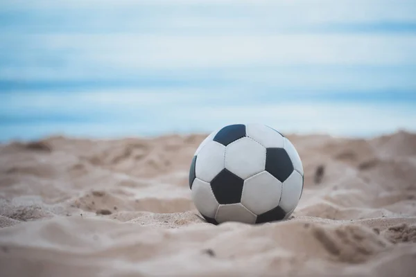 Pelota de fútbol en la playa —  Fotos de Stock