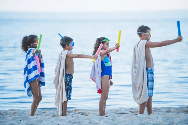 Мультикультурні діти в масках для плавання з іграшками — стокове фото