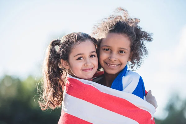 Ragazze multiculturali in asciugamano sulla spiaggia — Foto Stock