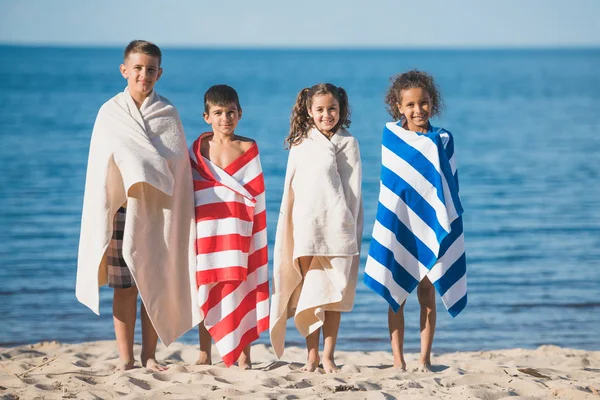 Мультикультурные дети на берегу моря — стоковое фото